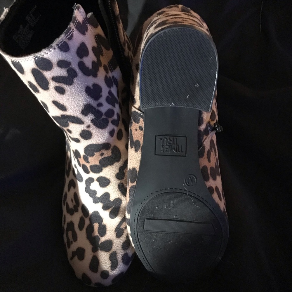 Size 10 boots  ( black not cheetah print ) - Picture 3 of 3